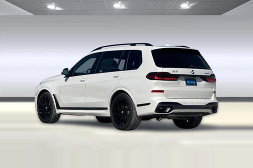Mineral White Metallic 2026 BMW X7 xDrive40i