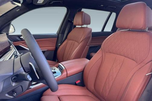 Mineral White Metallic 2026 BMW X7 xDrive40i