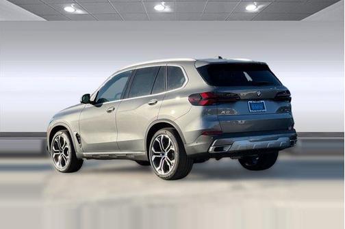 Skyscraper Grey Metallic 2026 BMW X5 xDrive40i
