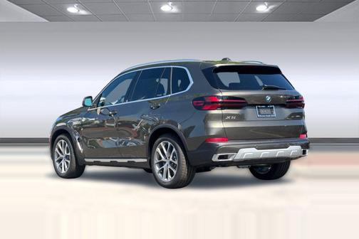 Manhattan Green Metallic 2026 BMW X5 PHEV xDrive50e