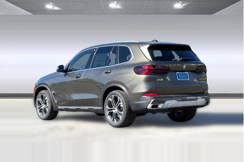 Manhattan Green Metallic 2026 BMW X5 xDrive40i