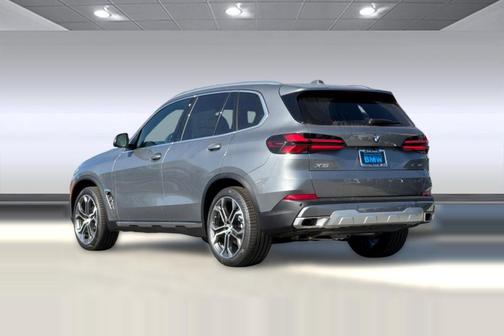 Skyscraper Grey Metallic 2026 BMW X5 xDrive40i
