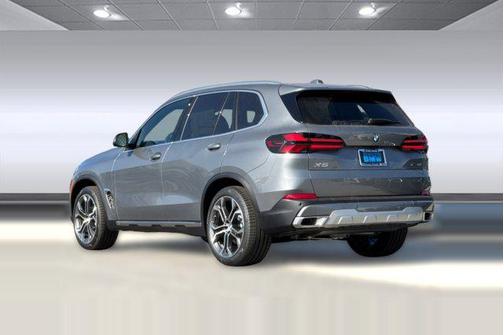 Skyscraper Grey Metallic 2026 BMW X5 xDrive40i