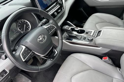2022 Toyota Highlander Platinum