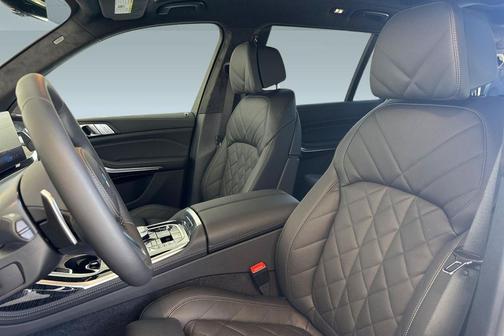 Carbon Black Metallic 2027 BMW X7 xDrive40i