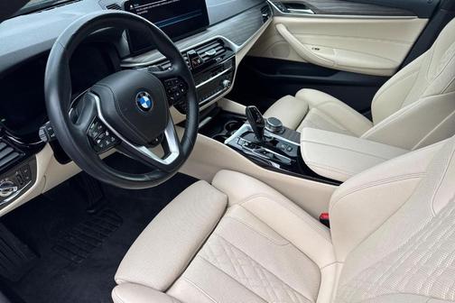Mineral White Metallic 2023 BMW 530e Base