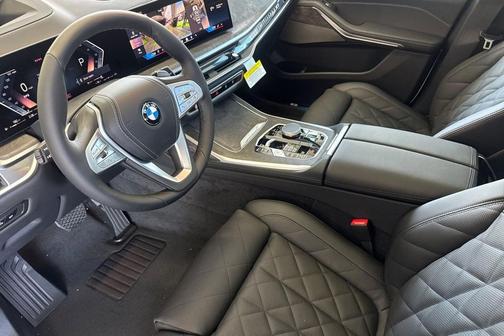 Mineral White Metallic 2027 BMW X7 xDrive40i