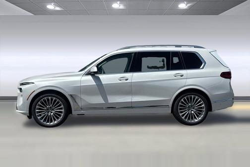 Mineral White Metallic 2027 BMW X7 xDrive40i