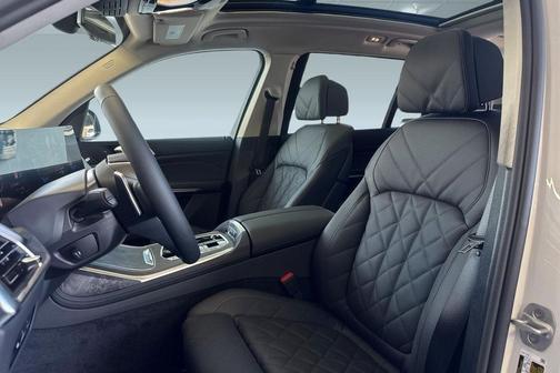 Mineral White Metallic 2027 BMW X7 xDrive40i