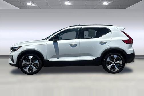 Crystal White Metallic 2023 Volvo XC40 B4 Plus Dark Theme