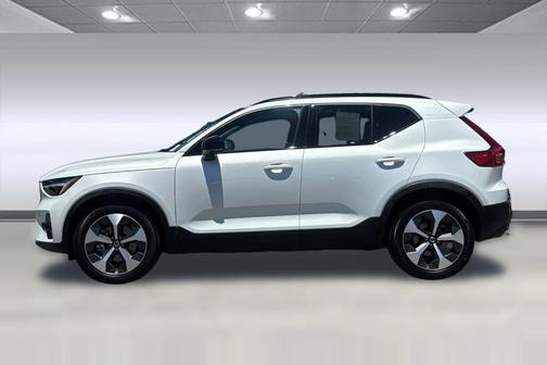 Crystal White Metallic 2023 Volvo XC40 B4 Plus Dark Theme