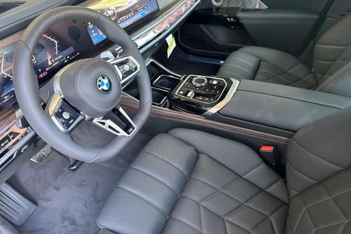 2025 BMW 740 i