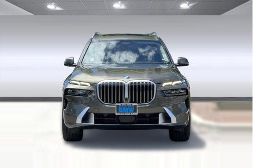 Manhattan Green Metallic 2025 BMW X7 xDrive40i