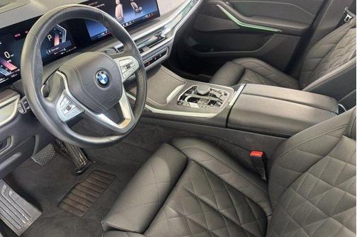 Manhattan Green Metallic 2025 BMW X7 xDrive40i