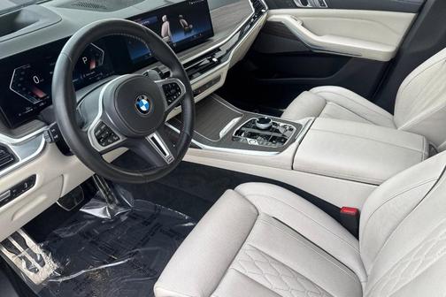 2023 BMW X7 M60i