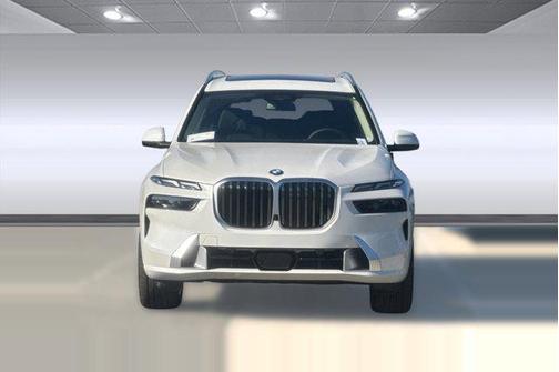 Mineral White Metallic 2026 BMW X7 xDrive40i