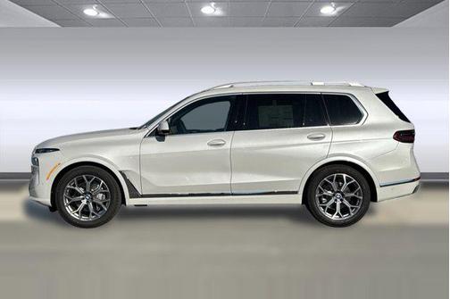 Mineral White Metallic 2026 BMW X7 xDrive40i