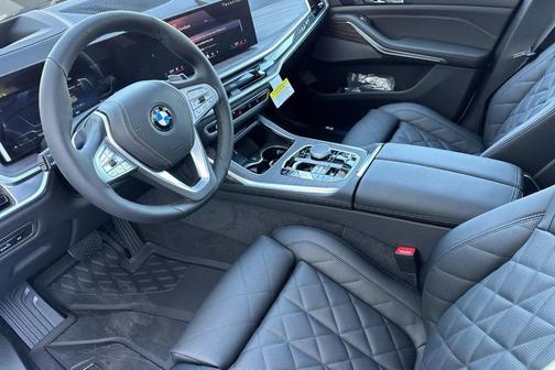 Mineral White Metallic 2026 BMW X7 xDrive40i