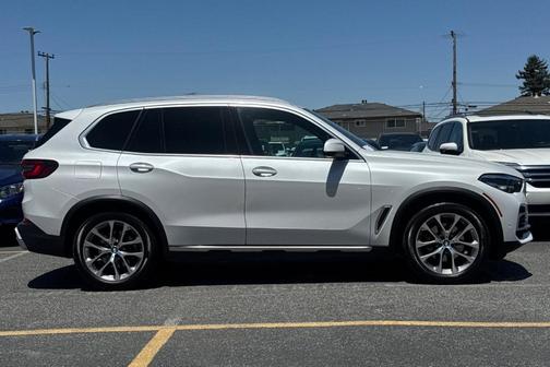 Mineral White Metallic 2023 BMW X5 xDrive40i