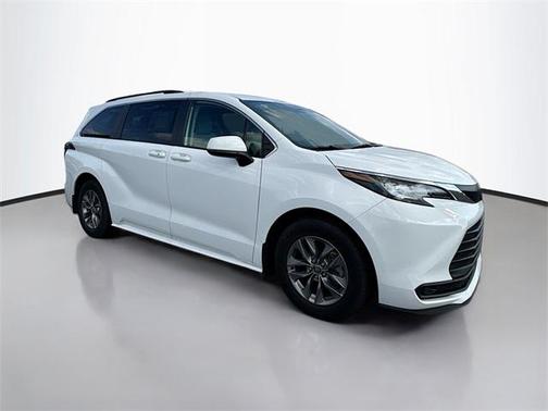 2022 Toyota Sienna LE