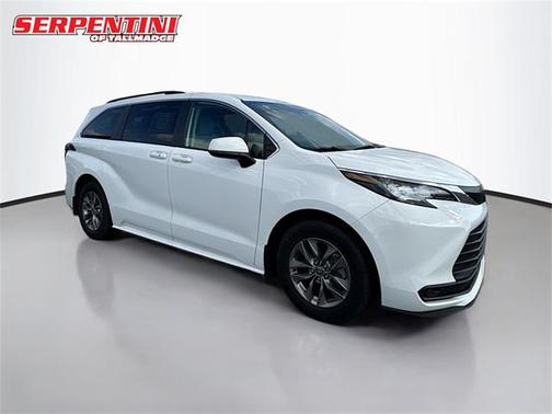 2022 Toyota Sienna LE