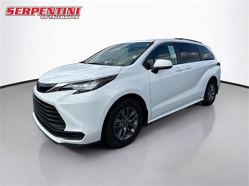 2022 Toyota Sienna LE