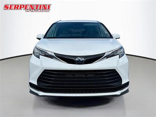 2022 Toyota Sienna LE