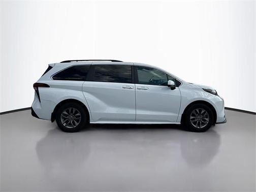 2022 Toyota Sienna LE