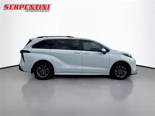 2022 Toyota Sienna LE