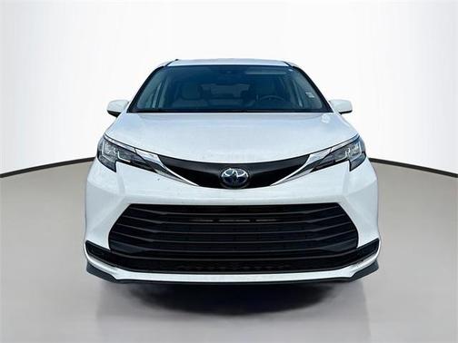 2022 Toyota Sienna LE