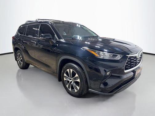 Midnight Black Metallic 2020 Toyota Highlander XLE