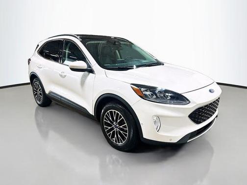 Star White Metallic Tri-Coat 2022 Ford Escape Titanium