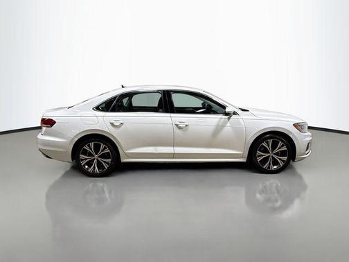 Pure White 2021 Volkswagen Passat 2.0T SE