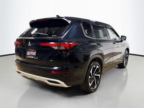 Labrador Black Pearl 2022 Mitsubishi Outlander SE
