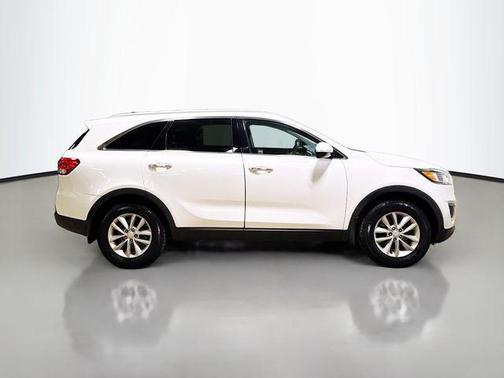 Snow White Pearl 2017 Kia Sorento LX