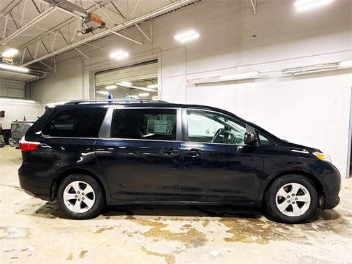 2016 Toyota Sienna LE