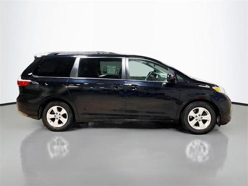 2016 Toyota Sienna LE
