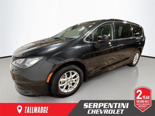 Brilliant Black Crystal Pearlcoat 2022 Chrysler Voyager LX