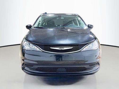 Brilliant Black Crystal Pearlcoat 2022 Chrysler Voyager LX