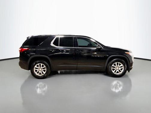 Mosaic Black Metallic 2020 Chevrolet Traverse LT Cloth