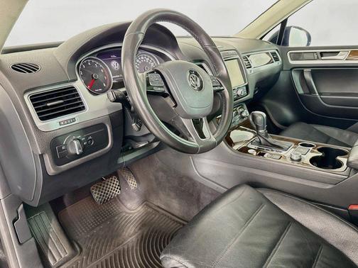 Deep Black 2016 Volkswagen Touareg VR6 Lux