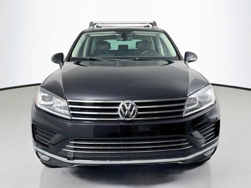 Deep Black 2016 Volkswagen Touareg VR6 Lux