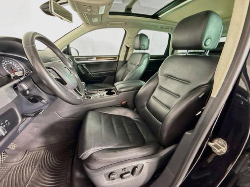 Deep Black 2016 Volkswagen Touareg VR6 Lux