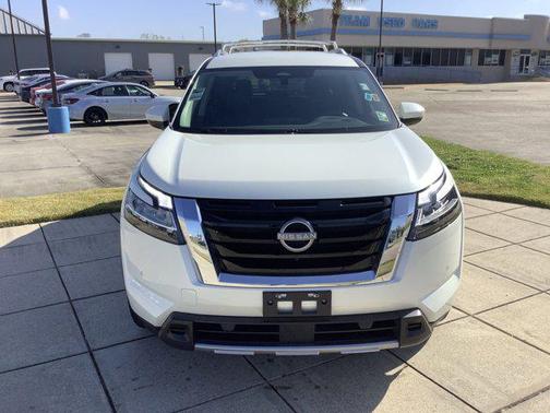 2024 Nissan Pathfinder SL FWD