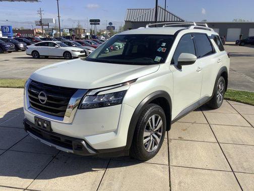 2024 Nissan Pathfinder SL FWD