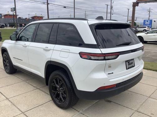 Bright White Clearcoat 2025 Jeep Grand Cherokee Altitude