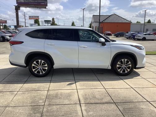 Wind Chill Pearl 2022 Toyota Highlander XLE