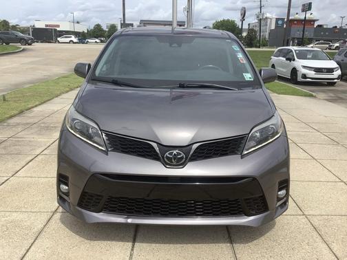 Predawn Gray Mica 2018 Toyota Sienna SE