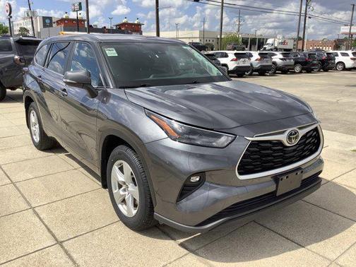 Gray 2024 Toyota Highlander LE