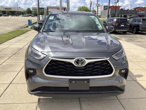 Gray 2024 Toyota Highlander LE